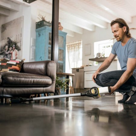 VC 6 Štapni usisivač sa posudom beli outlet